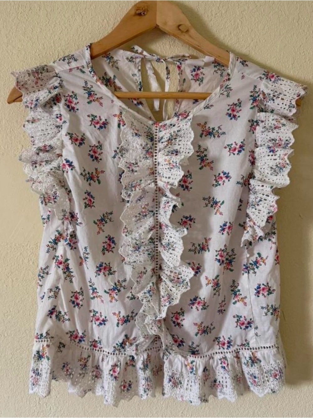 GAP White Floral Ruffle Lace Sleeveless Blouse